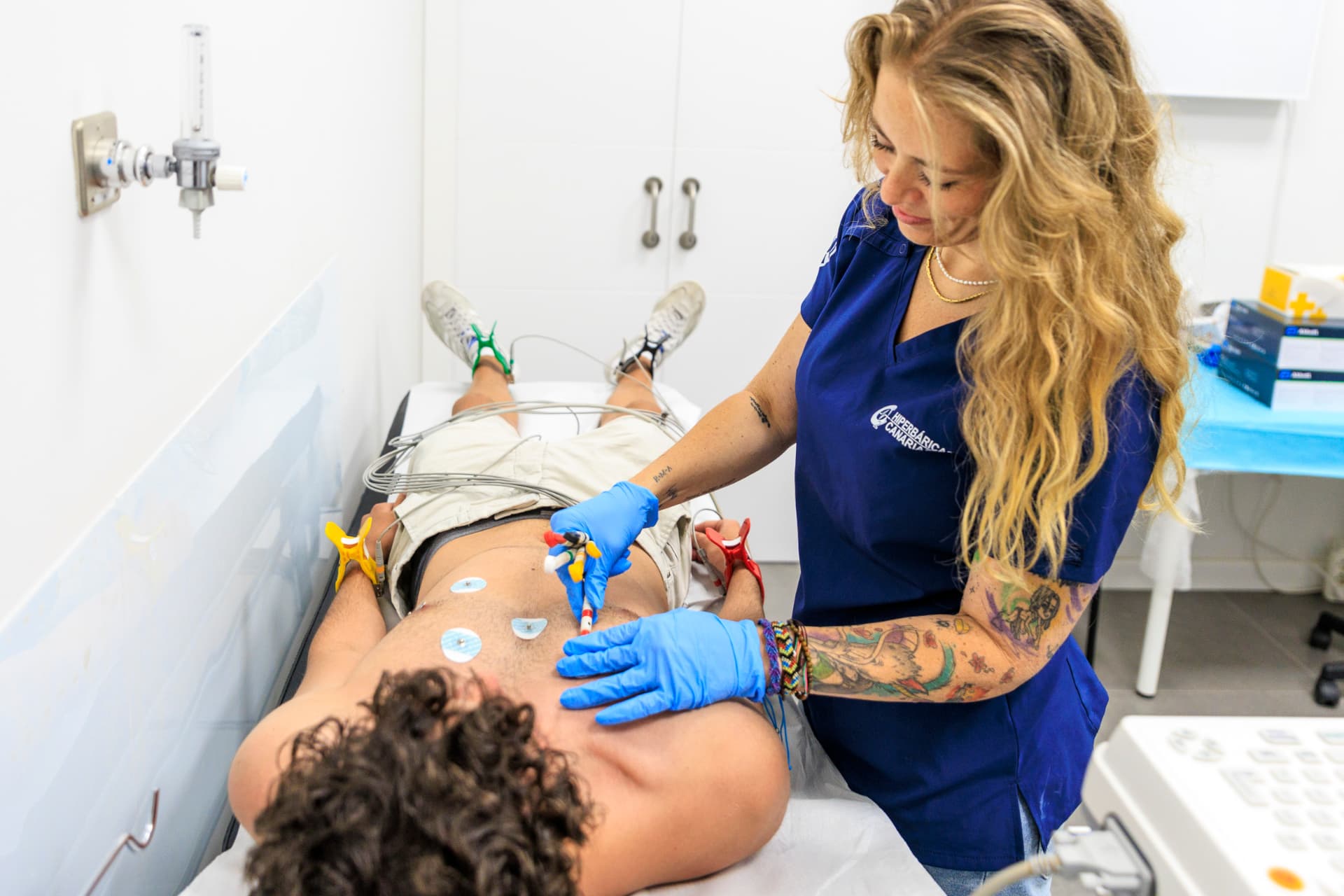 Enfermera realizando un electrocardiograma durante un reconocimiento médico de buceo